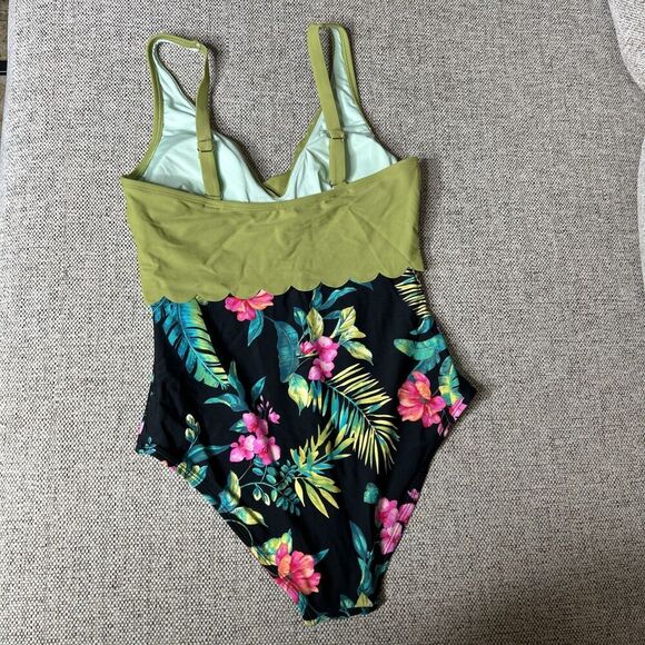Cupshe One Piece Swimsuit Scalloped Solid Tropical Tummy Control Size M NWT - Picture 10 of 13